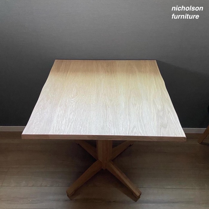 カフェテーブル ホワイトオーク材 木製一本脚 - ニコルソン家具店