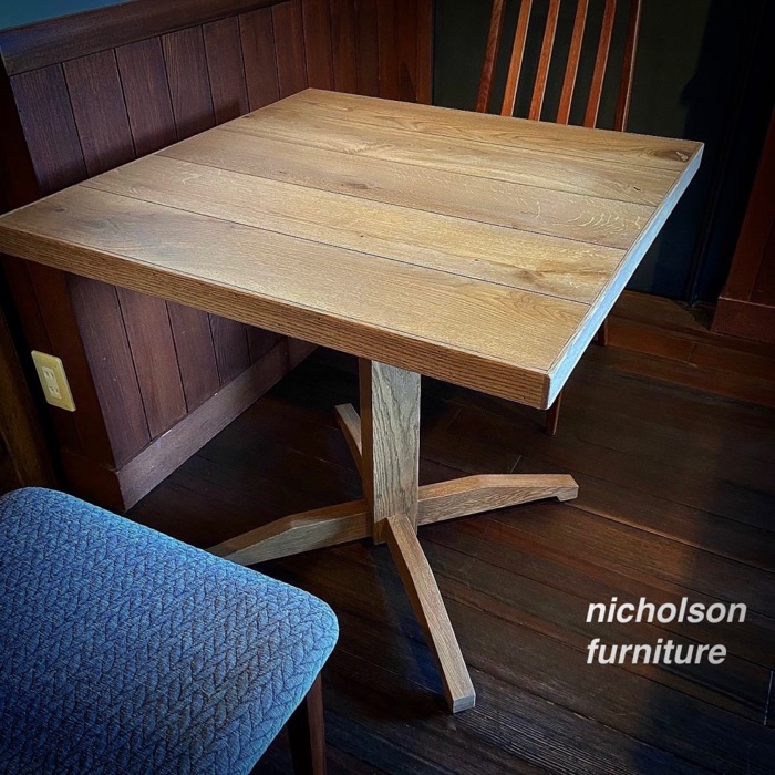 カフェテーブル　オーク材 レトロヴィンテージ仕上げ　木製一本脚